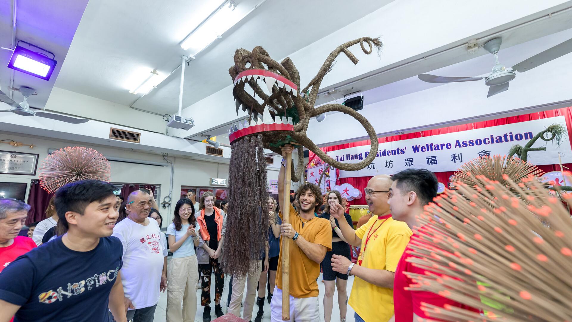 學員參觀大坑火龍文化館,認識舞火龍的起源及意義(旅發局提供)