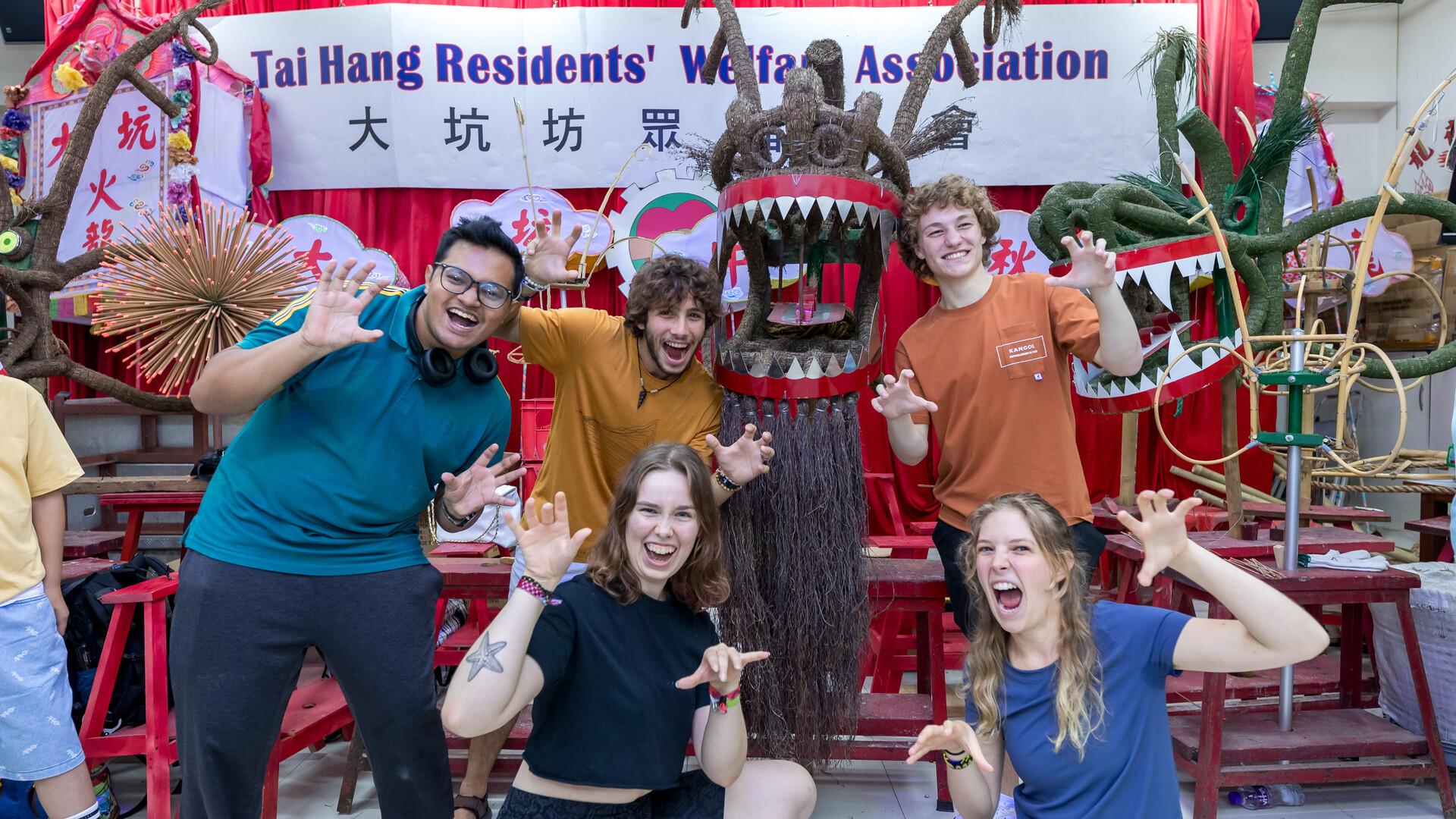 學員與真龍頭合照留影(旅發局提供)