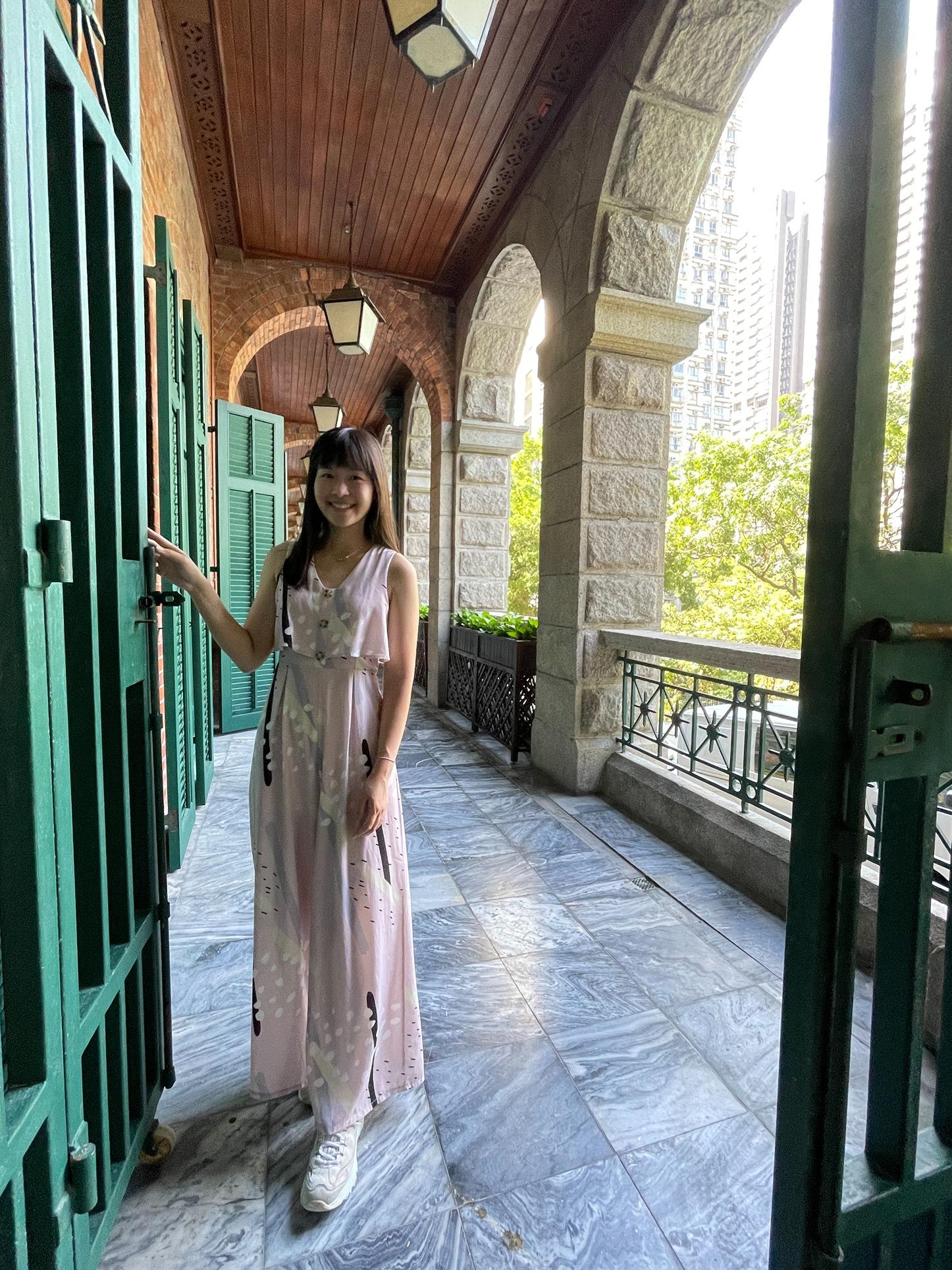 「拱形遊廊」採用早期巴洛克式細節,包括寬闊的拱形遊廊和下方的粗琢花崗石塊。