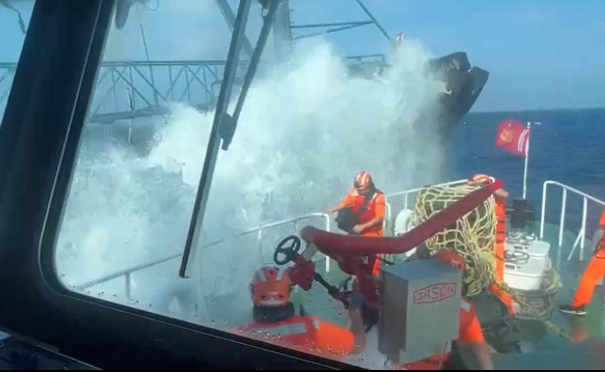 台巡防艇與大陸漁船追逐,發生碰撞(影片截圖)