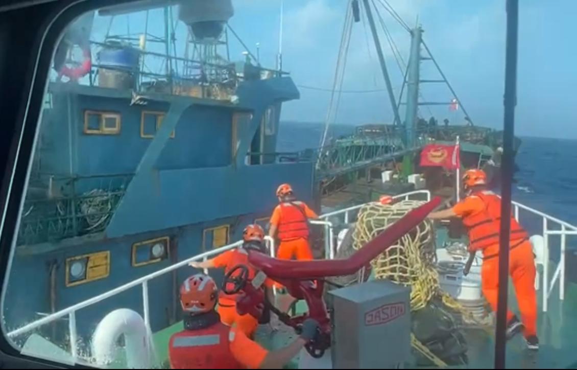 台巡防艇與大陸漁船追逐,發生碰撞(影片截圖)