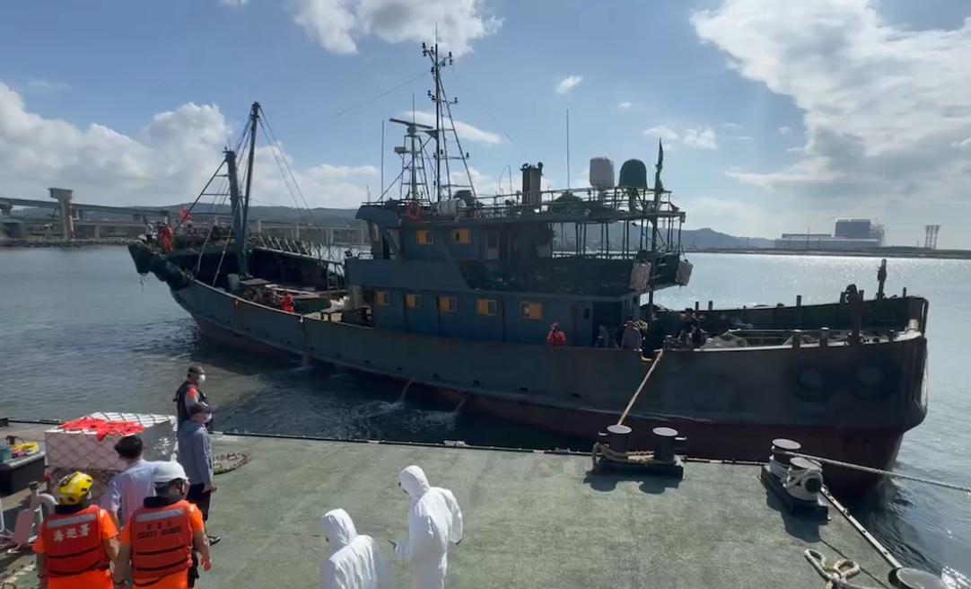 漁船被押到台北港查處(網上圖片)