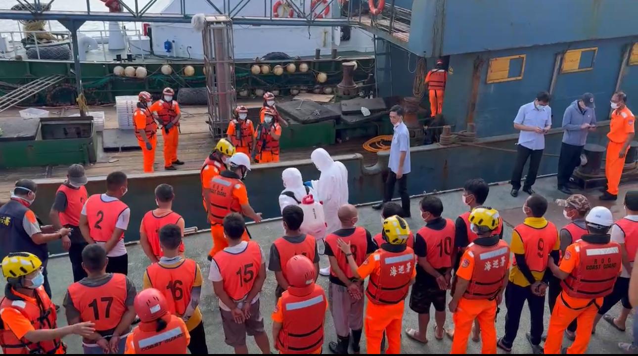 海巡署強行登船扣押大陸漁船及17名船員(網上圖片)