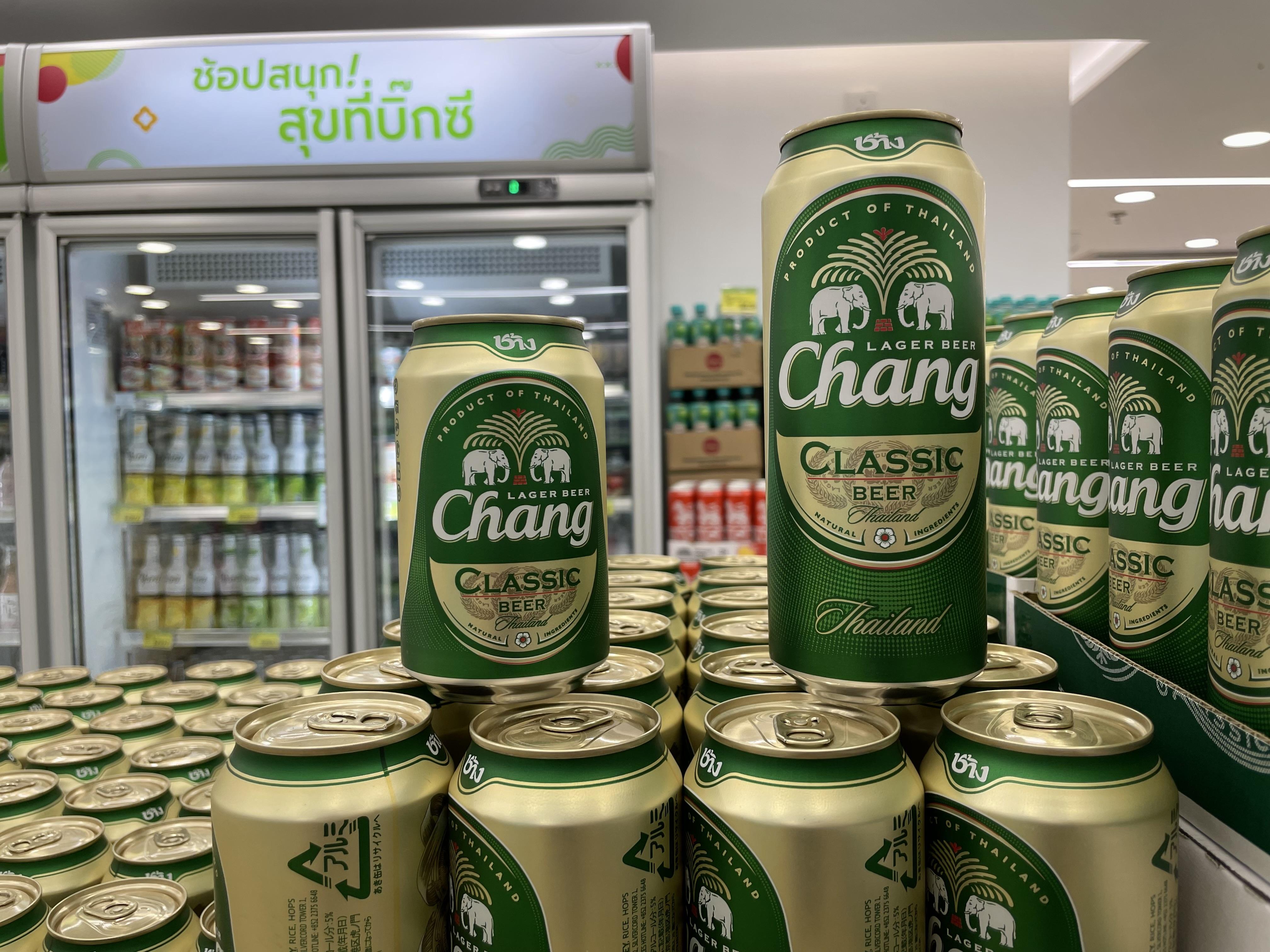 (左)泰象啤罐裝 $15/3件 (右)泰象啤巨罐裝 $17/3件