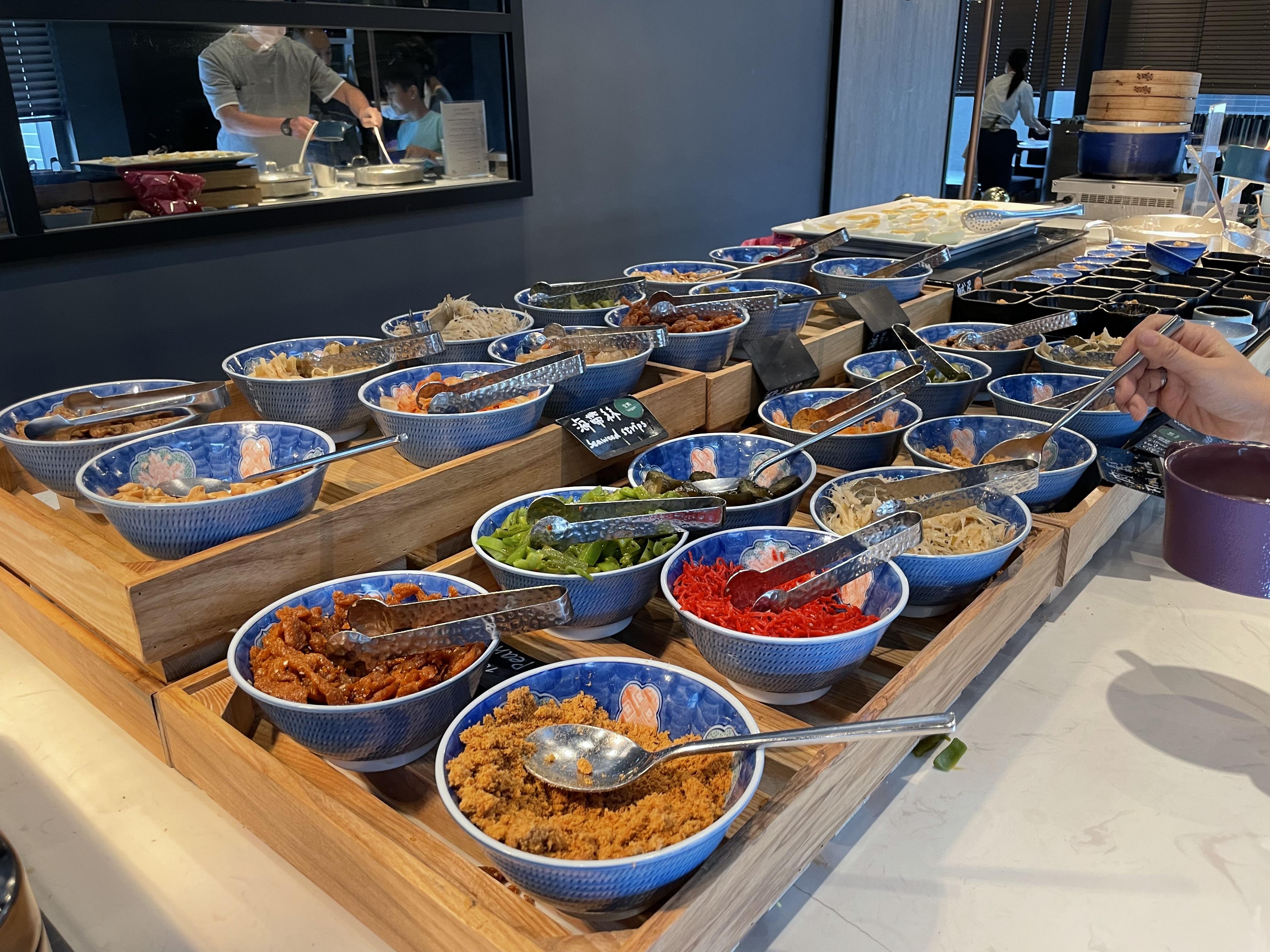 有十多款台灣特色配料,例如海帶、榨菜、肉鬆等。