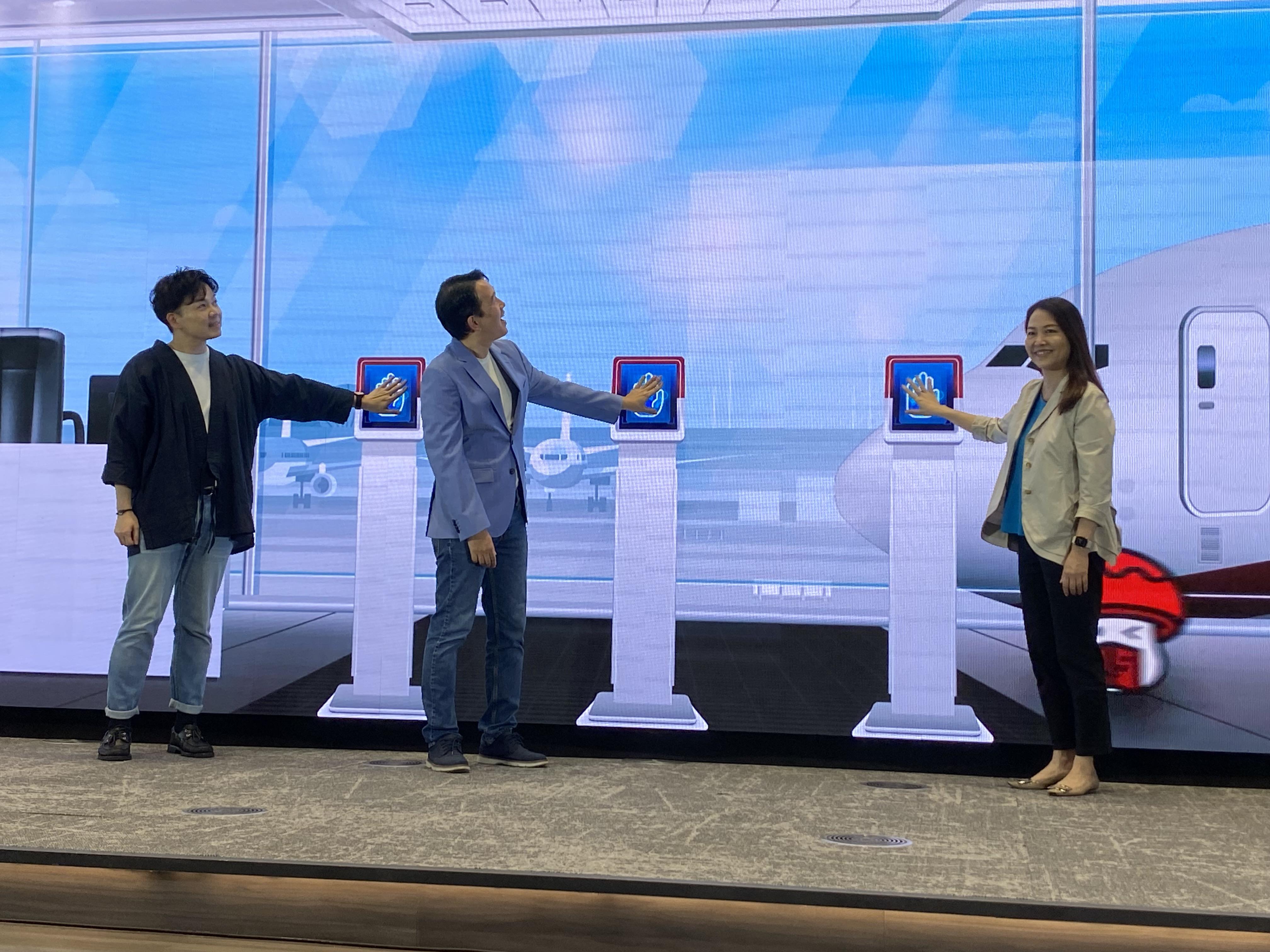 滙豐香港區財富管理及個人銀行業務信用卡消費及獎賞主管周燦賢(左) 、滙豐香港區財富管理及個人銀行滙豐香港區財富管理及個人銀行業務零售產品主管麥信翎(中) 滙豐香港區財富管理及個人銀行業務信用卡及私人貸款主管甘家儀(右)啟動「Travel Guru」。