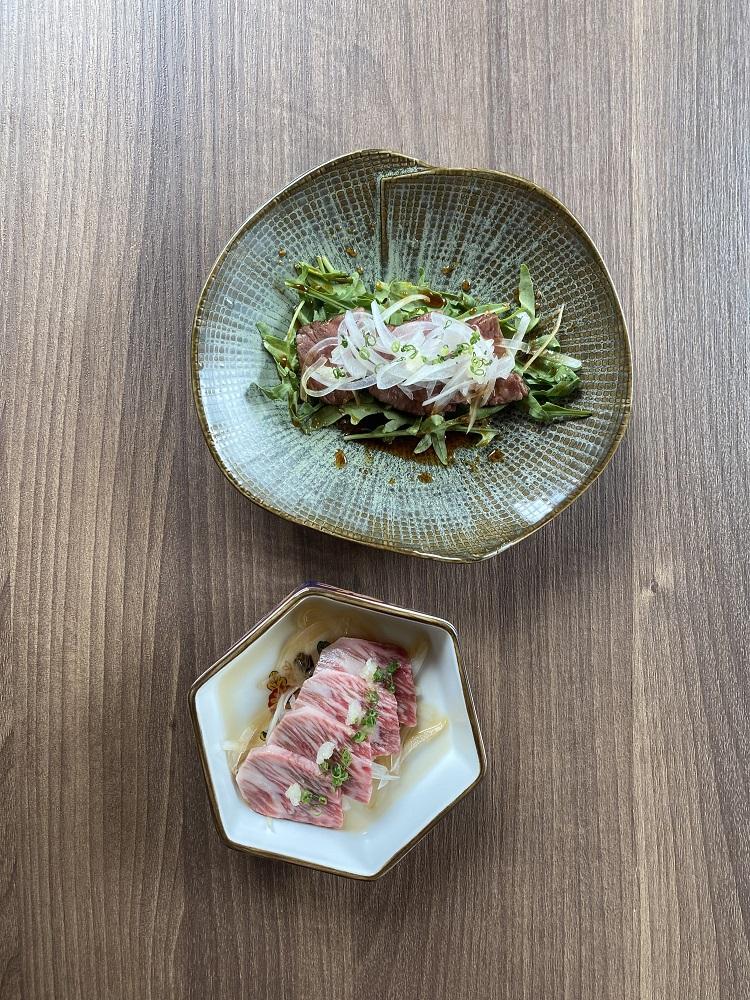 前菜灸燒半生和牛胸肉配火箭菜及洋蔥(上),清新獨特。和牛西冷刺身(下)口感特別,入口即溶,更配上特製醬油。