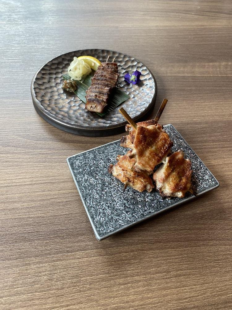 OZAKAYA除了,更有其他特色小食,包括串燒雞翼、串燒牛舌、海膽多士、雜錦刺身及照燒汁免治雞肉串等。