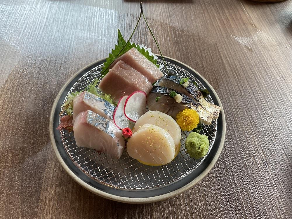 OZAKAYA除了,更有其他特色小食,包括串燒雞翼、串燒牛舌、海膽多士、雜錦刺身及照燒汁免治雞肉串等。