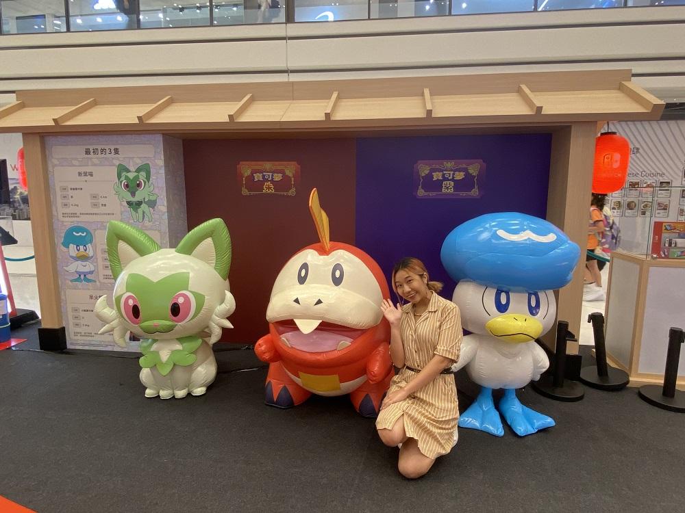 《寶可夢 朱/紫》、《名偵探皮卡丘 閃電回歸》打卡區|會場設有兩大寶可夢遊戲打卡區,其中《寶可夢 朱/紫》區將放置有遊戲初期可供選擇的新葉喵、呆火鱷及潤水鴨立體氣球可供打卡。