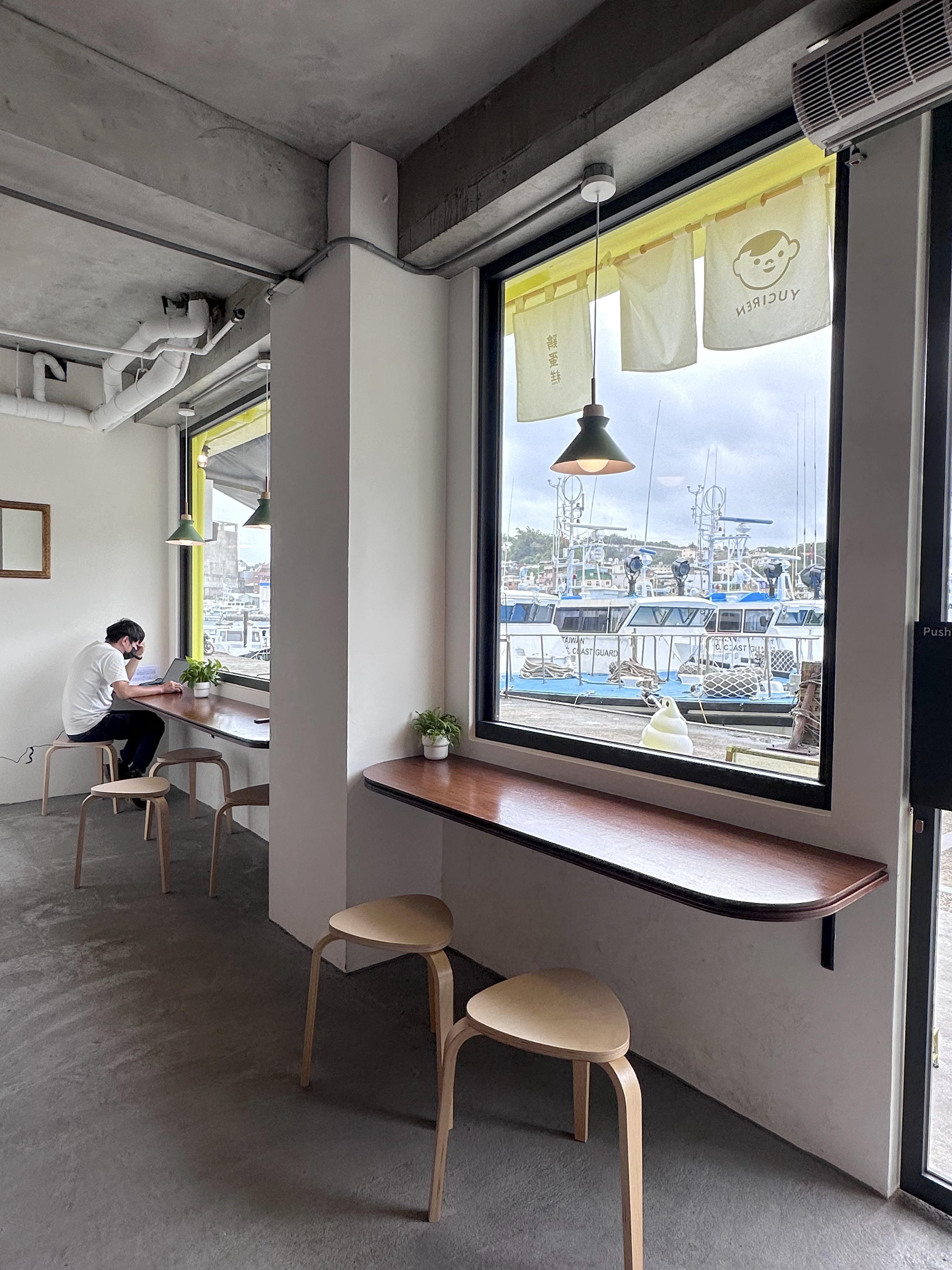 魚刺人面窗的一排座位,對正漁港美景,可邊看海大啖雞蛋糕。