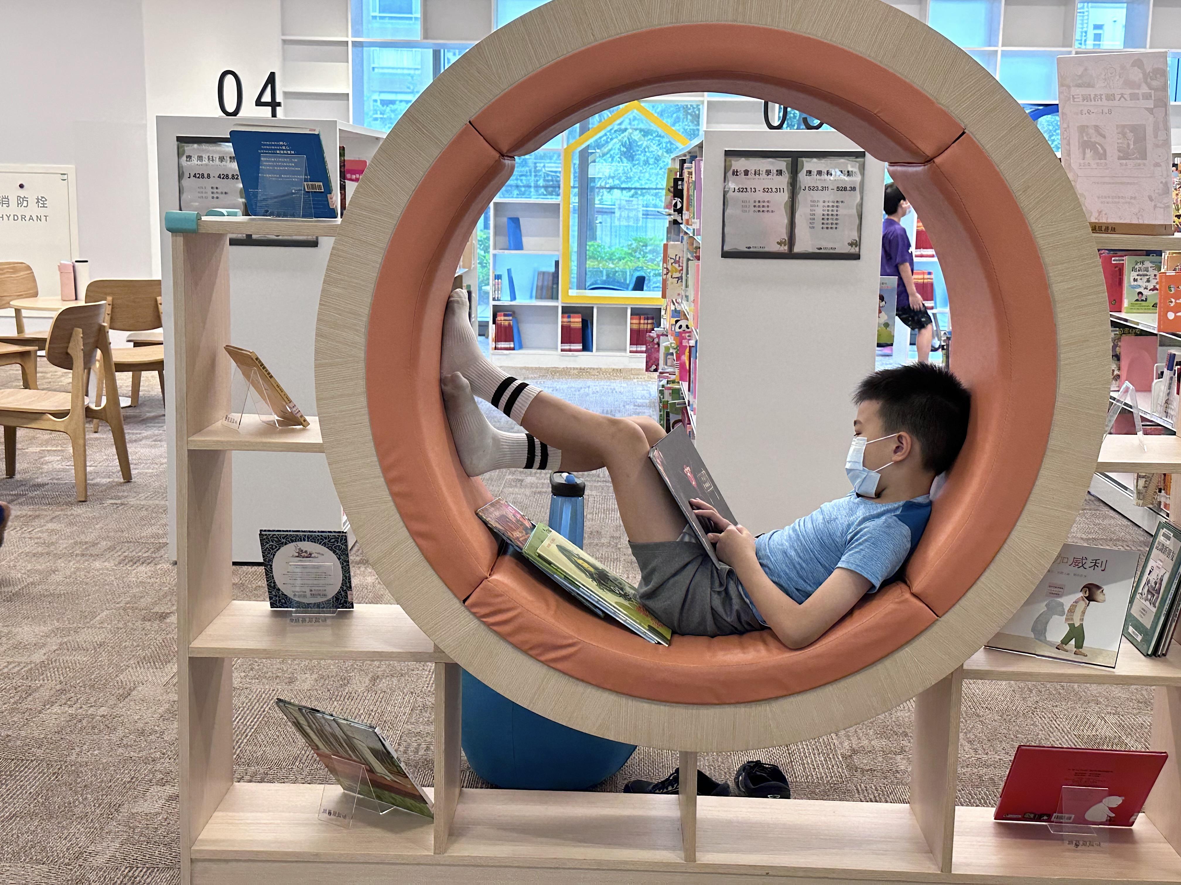 嵌入書架的圓形梳化,自成一國,最受小朋友歡迎。