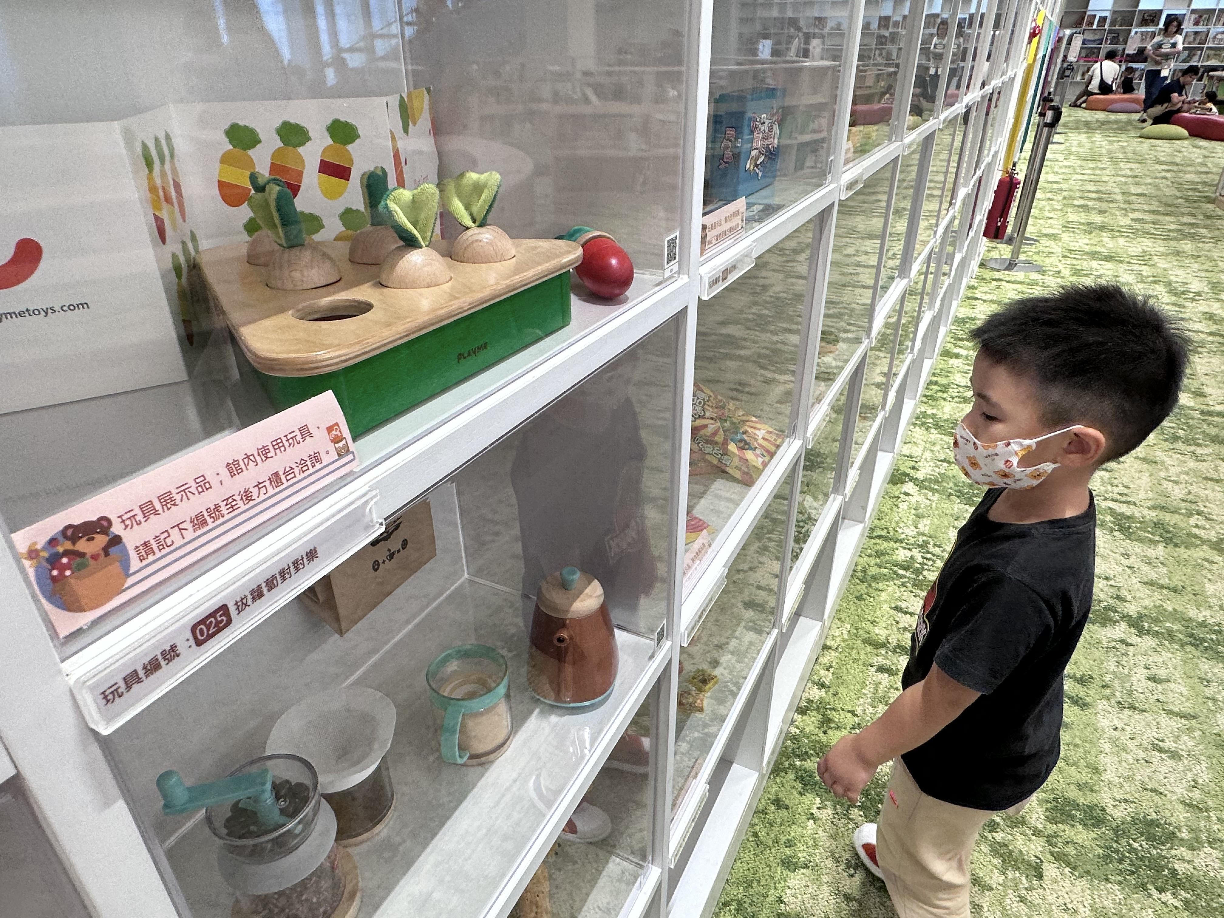 3樓「兒童區域」有適合不同年齡的兒童玩具,可供免費借用。