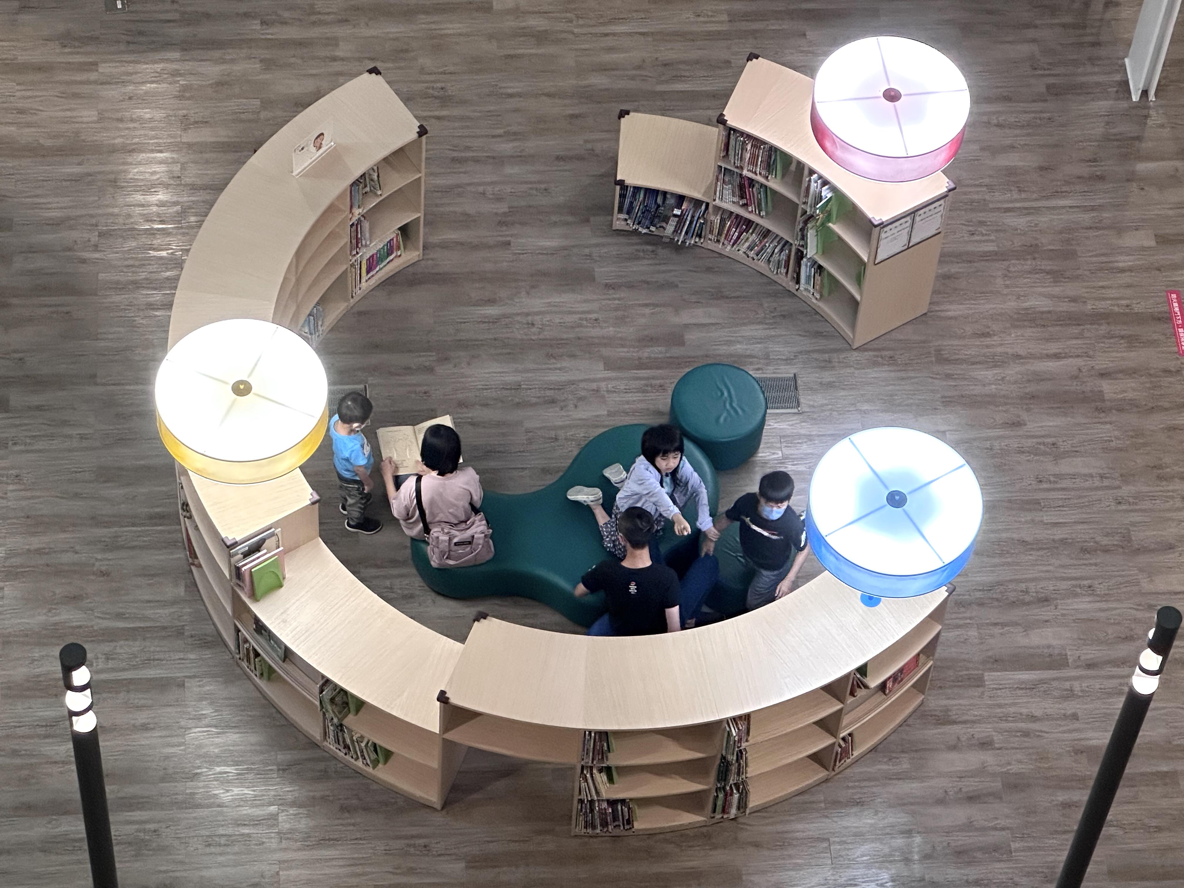 專為小朋友而設的弧形書架、迷你枱櫈,隨處可見親子相擁閱讀。