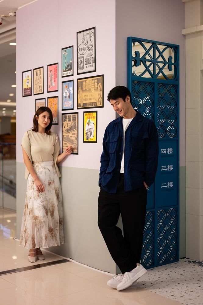 「頗得館」承中醫館設計概念,放置了百子櫃、藥材及草藥等裝飾元素,門楣上更有寫上「禾日水巷」(香港)的經典T字路牌。