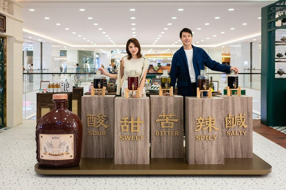 「高合乎醺吧」是一間中西文化融合的酒吧,復古花紋的牆身及地板,配以懷舊枱燈及酒瓶等擺設,讓顧客彷如置身於70年代的酒吧。