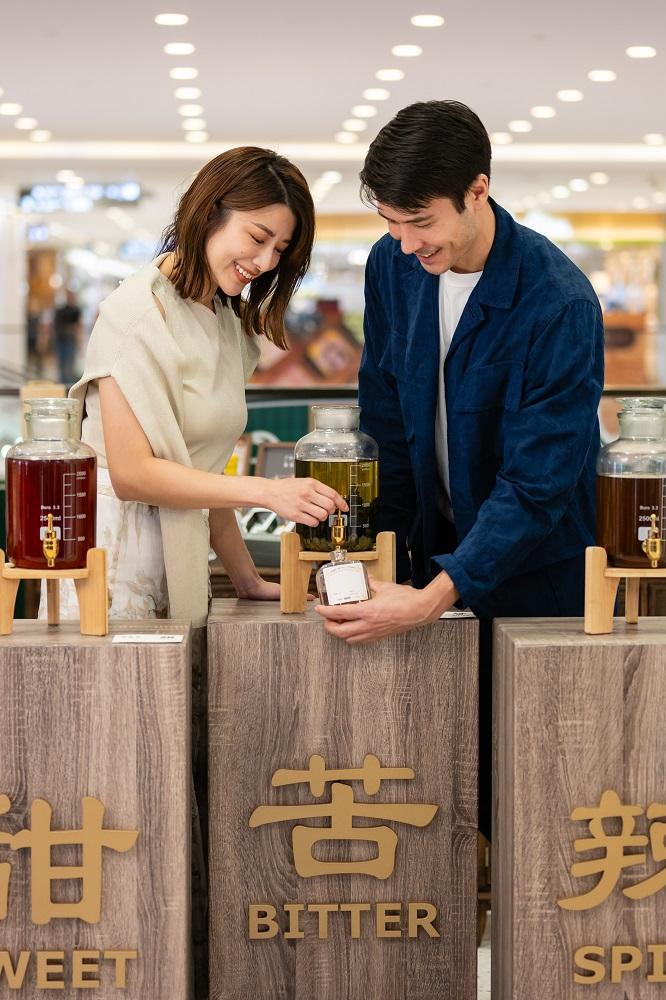 「高合乎醺吧」是一間中西文化融合的酒吧,復古花紋的牆身及地板,配以懷舊枱燈及酒瓶等擺設,讓顧客彷如置身於70年代的酒吧。