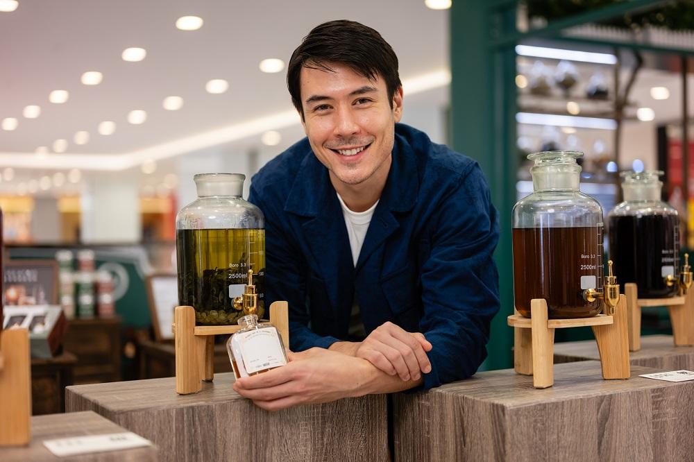 「高合乎醺吧」是一間中西文化融合的酒吧,復古花紋的牆身及地板,配以懷舊枱燈及酒瓶等擺設,讓顧客彷如置身於70年代的酒吧。