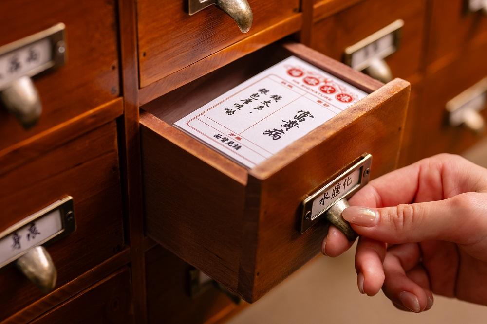 「高合乎醺吧」是一間中西文化融合的酒吧,復古花紋的牆身及地板,配以懷舊枱燈及酒瓶等擺設,讓顧客彷如置身於70年代的酒吧。