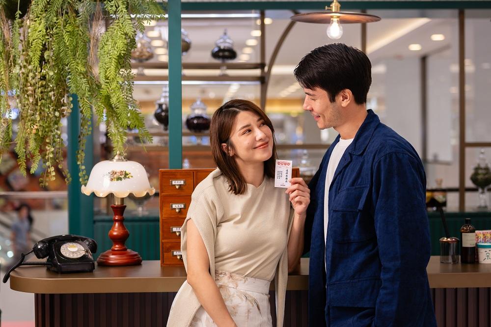 「高合乎醺吧」是一間中西文化融合的酒吧,復古花紋的牆身及地板,配以懷舊枱燈及酒瓶等擺設,讓顧客彷如置身於70年代的酒吧。