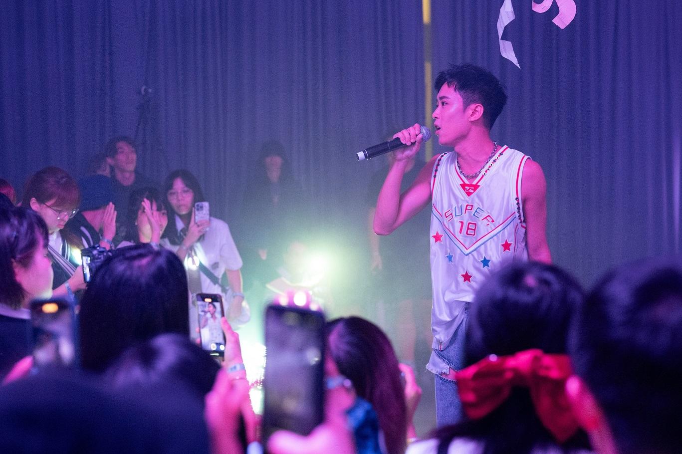 Zeno穿著背心球衣從人羣中出場。