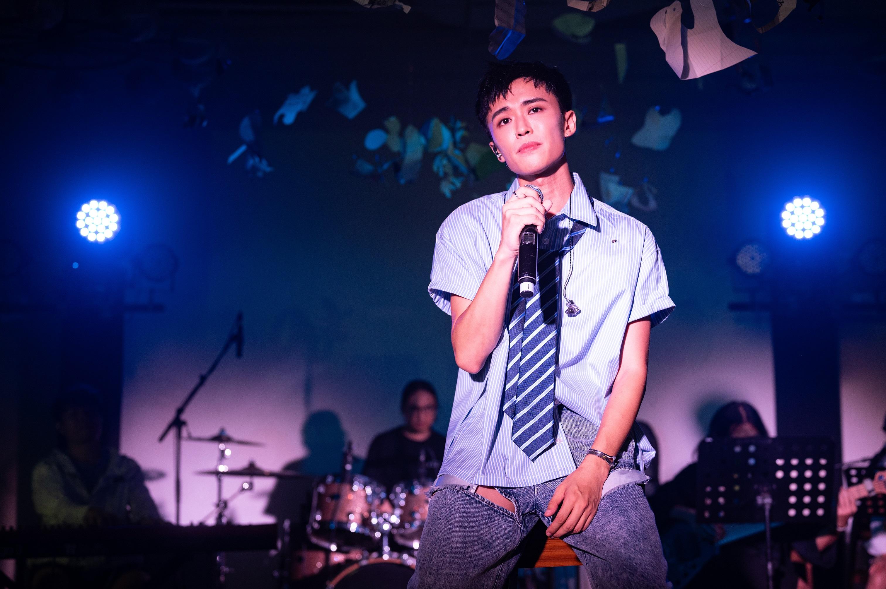 顧定軒舉行首個個人演唱會,一度感動落下男兒淚。