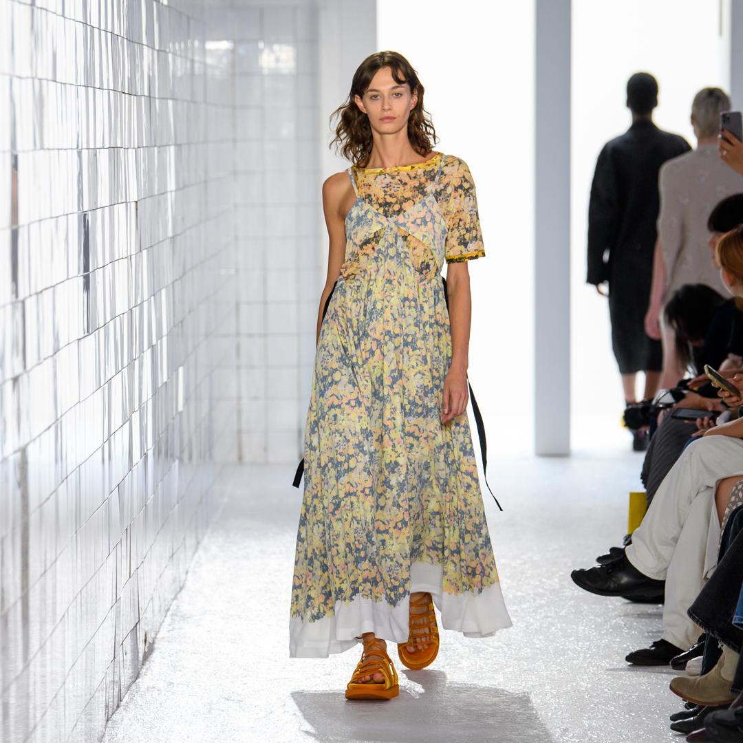 日牌Onitsuka Tiger 2024春夏系列,加入與日本紡織圖案品牌nowartt合作設計的花朵印花。