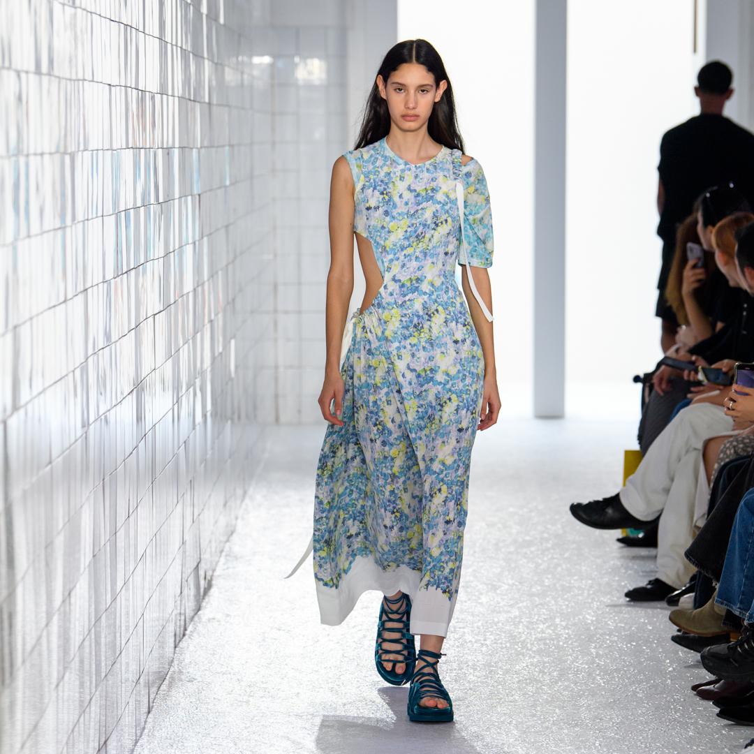 日牌Onitsuka Tiger 2024春夏系列,加入與日本紡織圖案品牌nowartt合作設計的花朵印花。