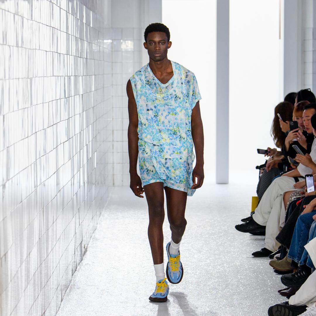 日牌Onitsuka Tiger 2024春夏系列,加入與日本紡織圖案品牌nowartt合作設計的花朵印花。