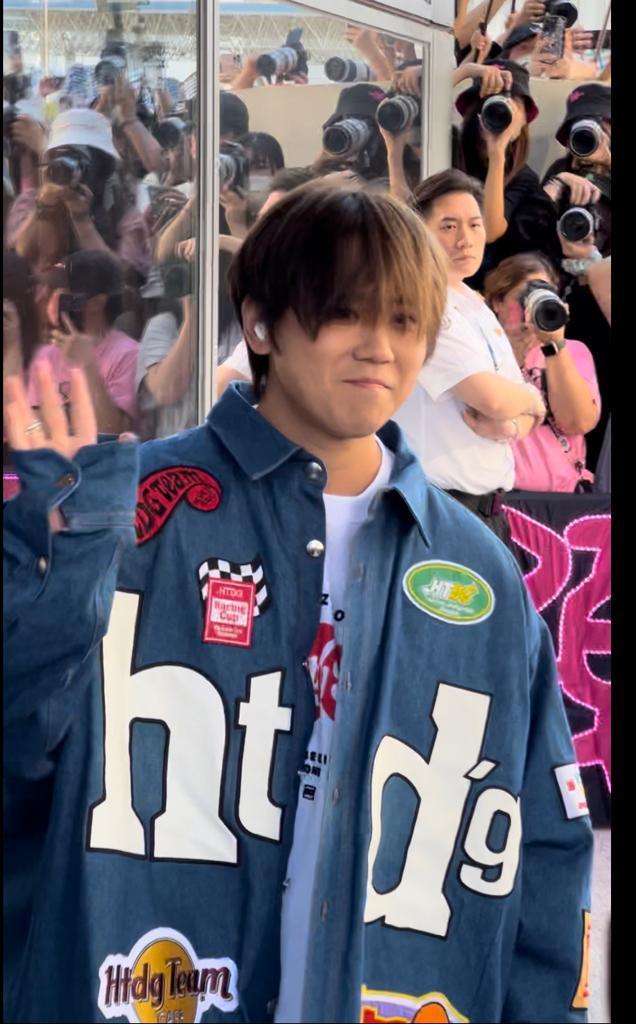 平日愛穿黑色打扮的姜濤,今日難得以牛仔布外套示人。