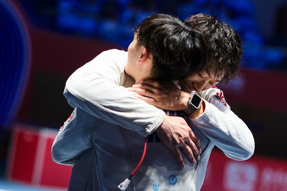 香港劍擊代表方凱申與隊友擁抱。(港協暨奧委會圖片)