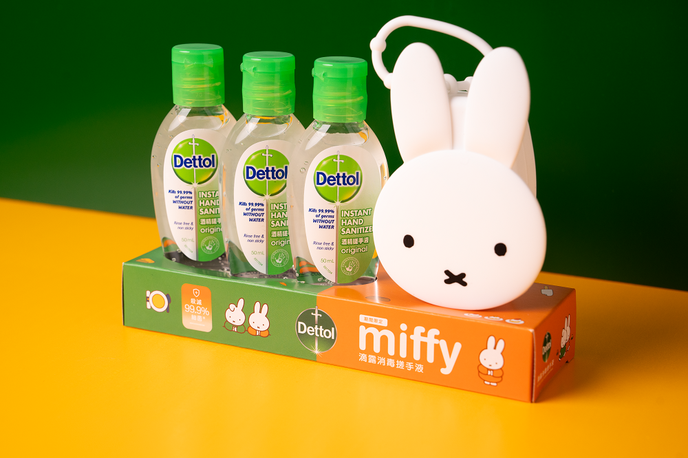 Miffy酒精搓手液優惠裝(建議零售價:$68.9)│包括滴露酒精搓手液 (經典松木 50ml)4支及Miffy 3D立體掛套1個。超吸睛的Miffy造型掛套令大人和小朋友都忍不住心心眼,掛於袋上定必引來不少途人的艷羨目光!
