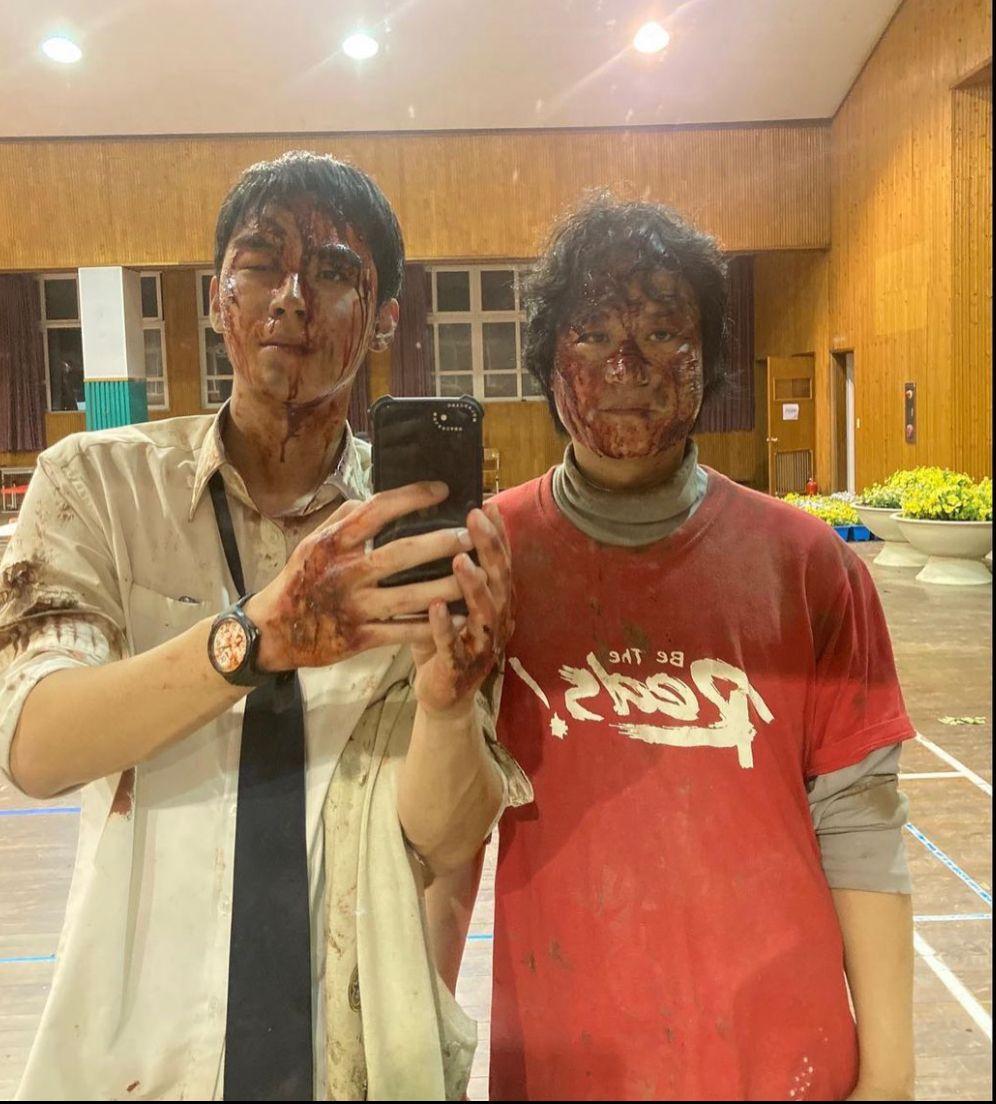 金度勳昨日也分享跟劇中父親金成均於最後一集的幕後照片。