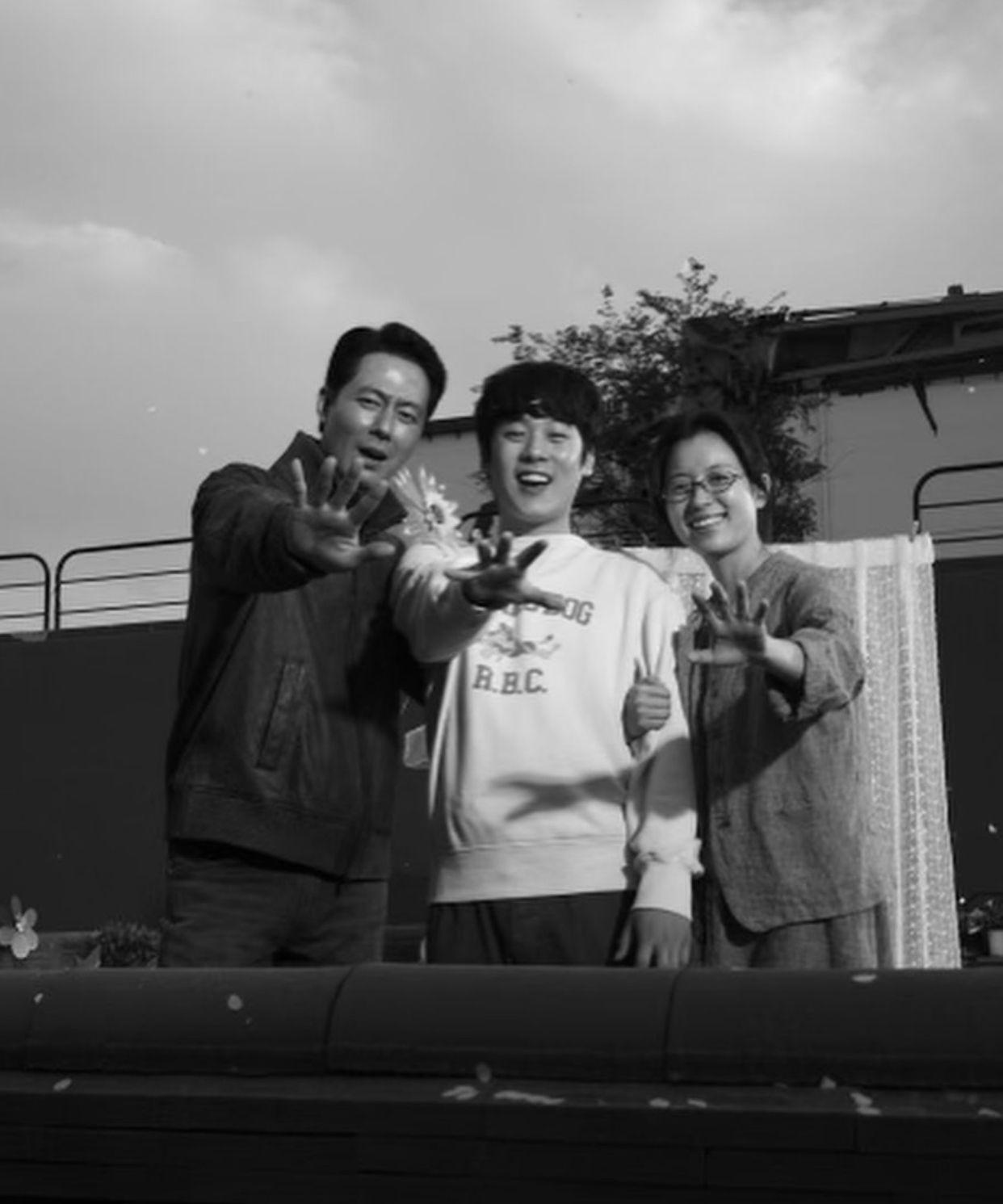 韓孝周貼出與趙寅成、李正河的「全家福」。令人驚喜。