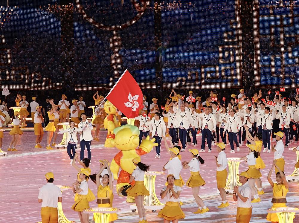 姚錦成與莫宛螢作為港隊持旗手入場。(港協暨奧委會圖片)