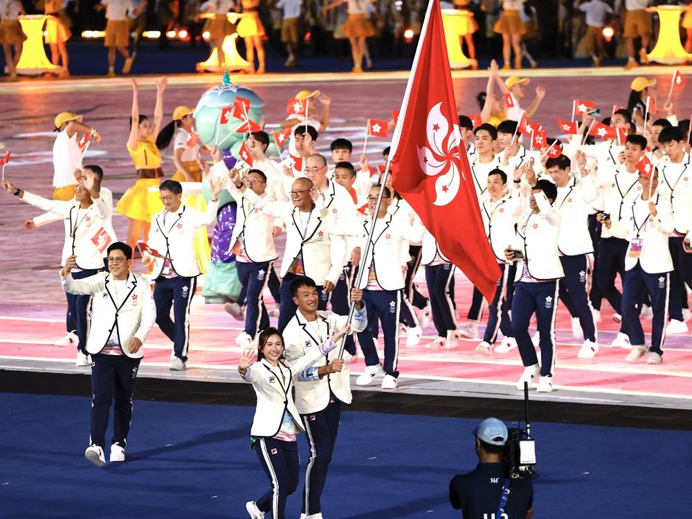 姚錦成與莫宛螢作為港隊持旗手入場。(港協暨奧委會圖片)