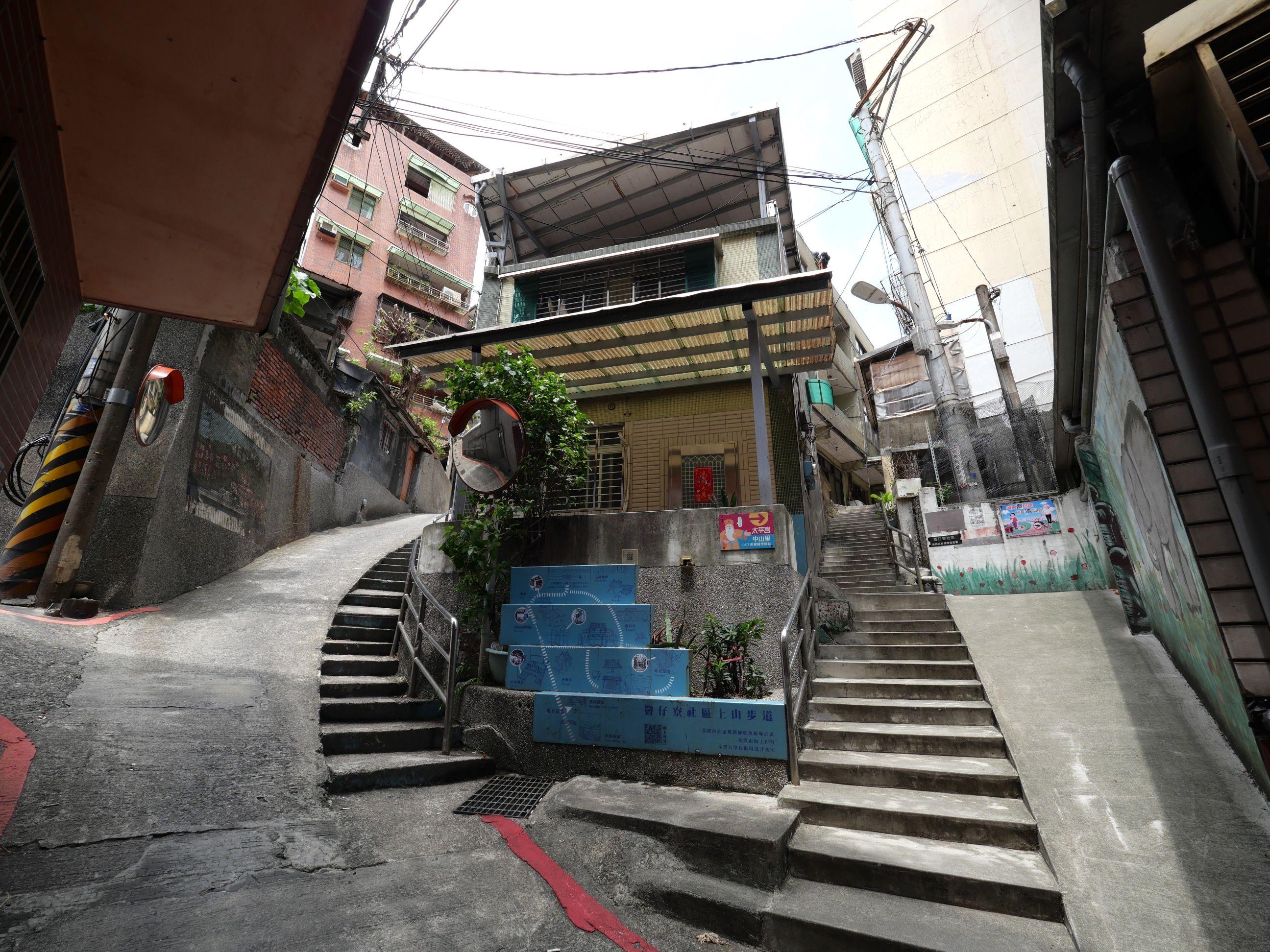 太平山城地勢陡峭,路徑蜿蜒複雜,現在牆身都漆上彩繪。