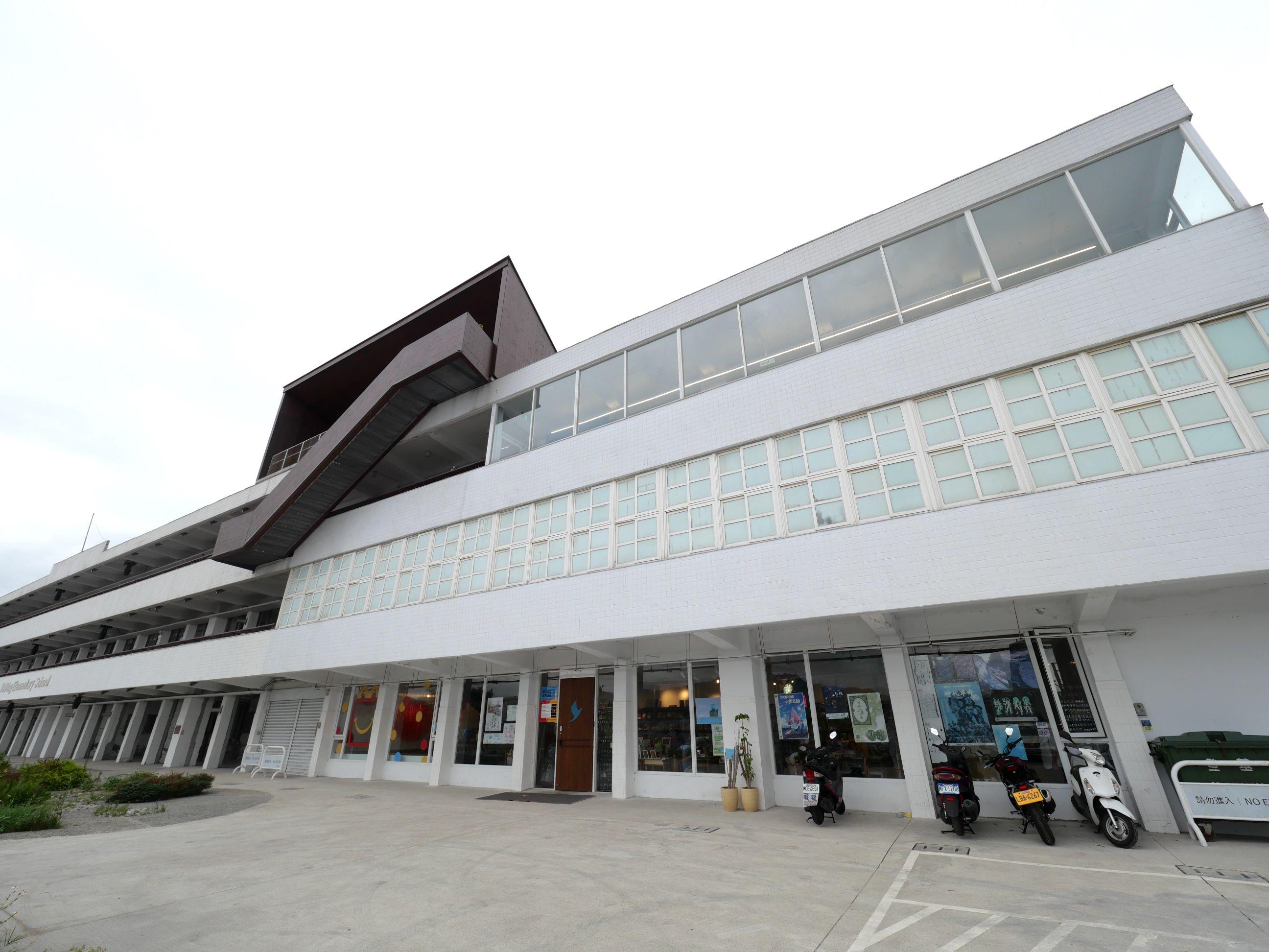 樓高3層的純白色建築,前身是2017年廢校的「太平國小」。