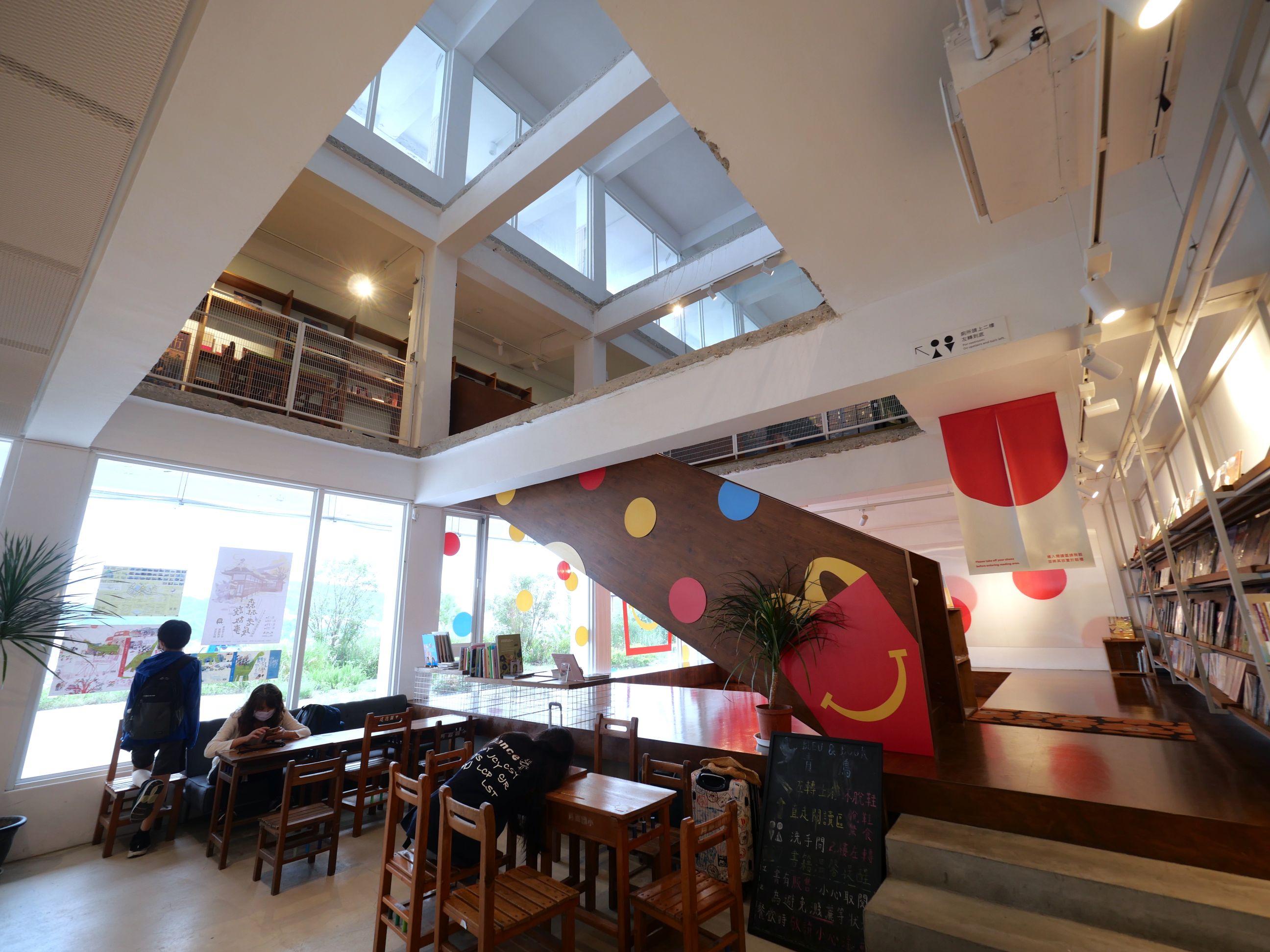 國小原來的課桌椅、班房門牌、黑板等都有保留。