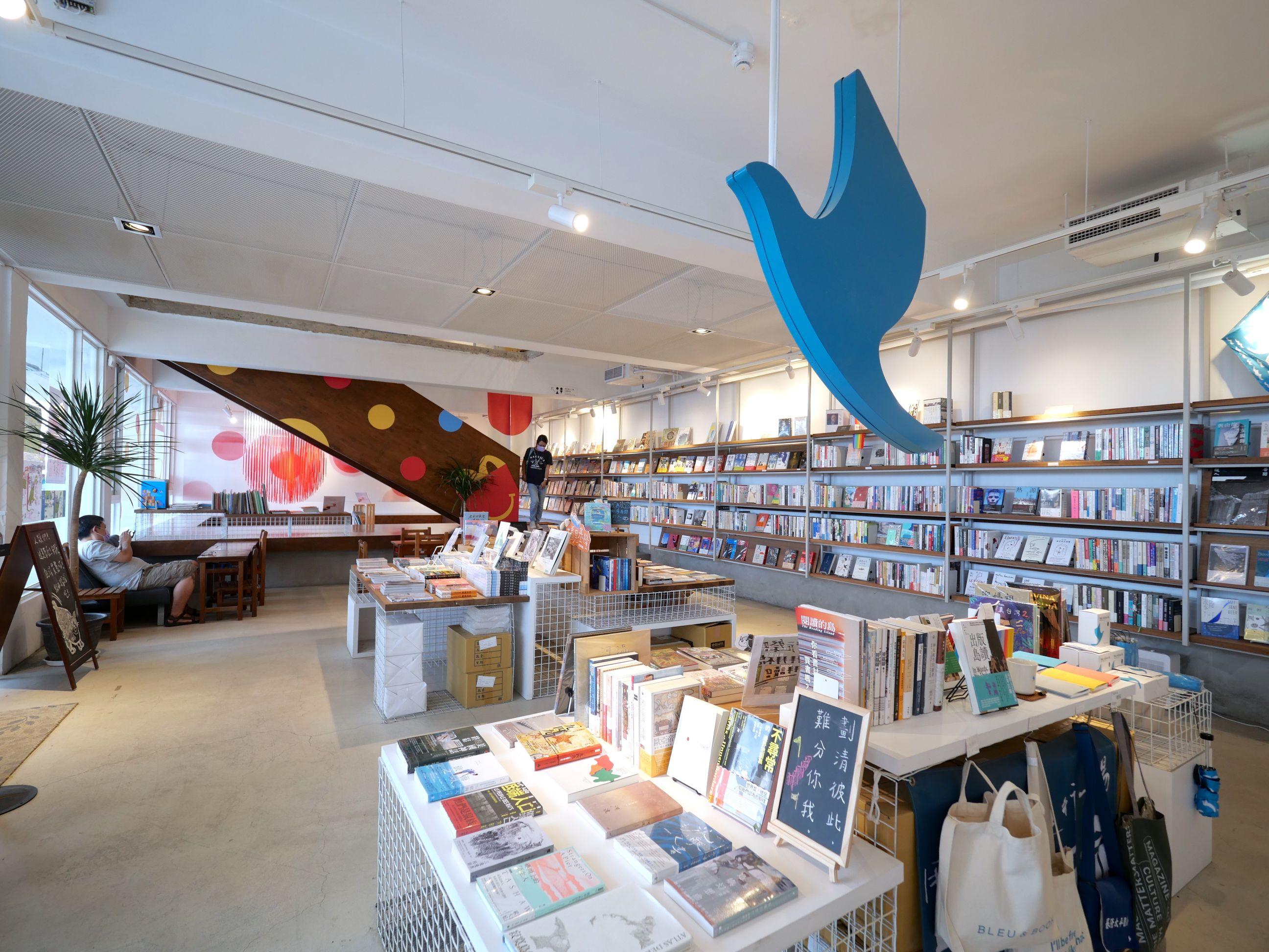 青鳥書店的藍色鳥形Logo,有點像咖啡名店Blue Bottle。