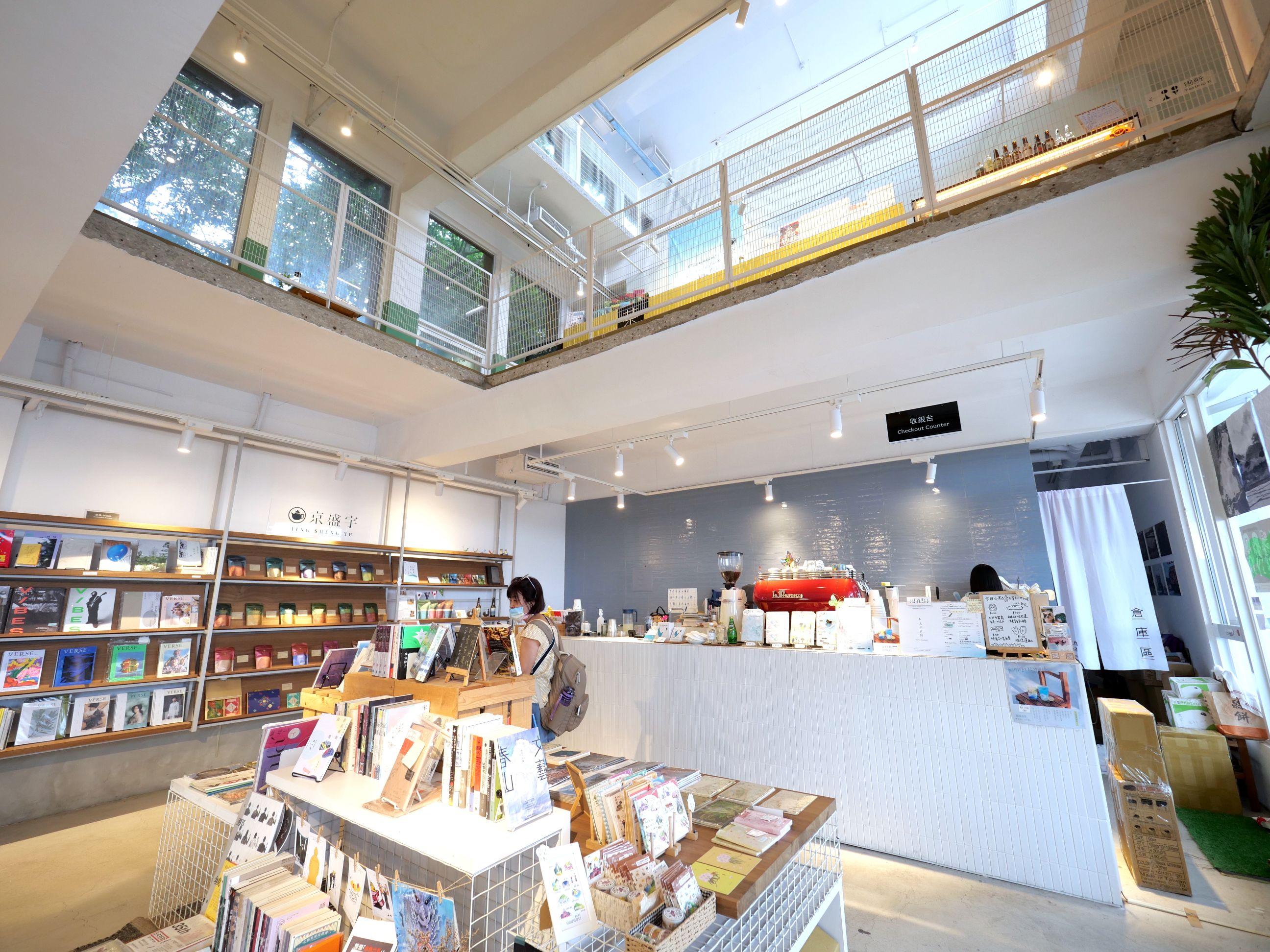 一眼望穿的通透空間,陽光自然灑落,令閱讀環境變得更愜意。