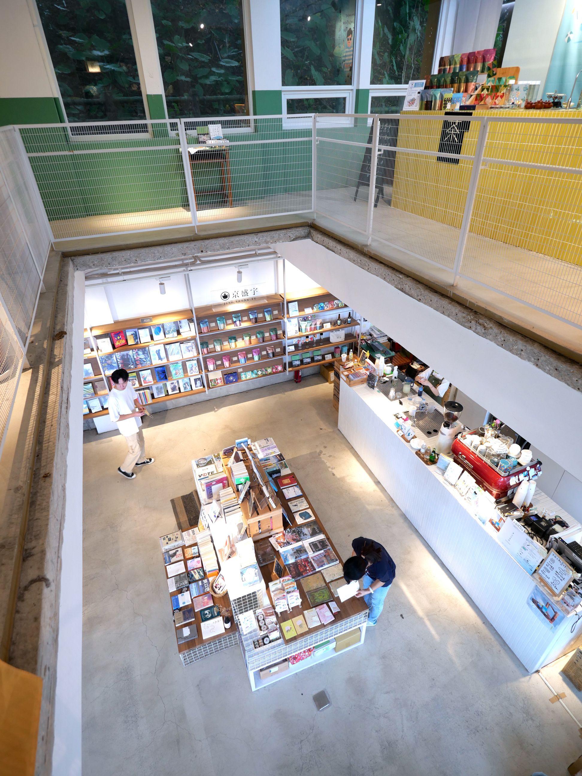 建築師將原本狹窄的教室牆面,以及天井通通打通。