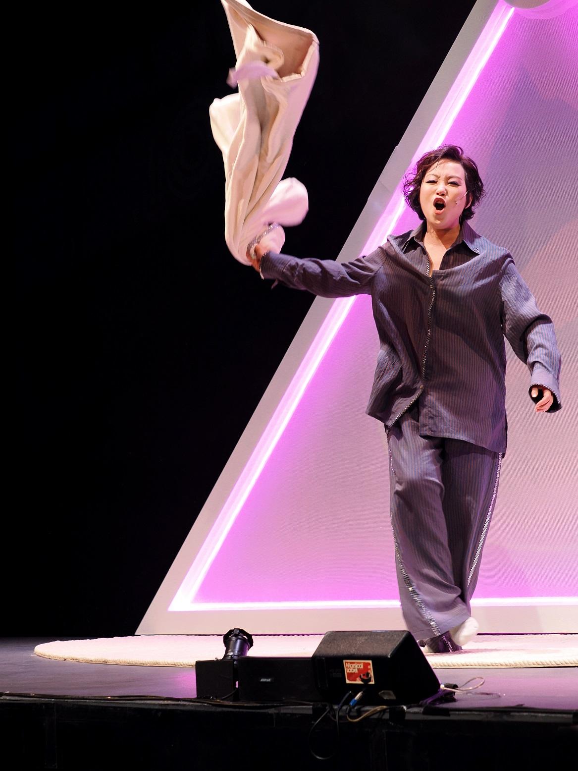 蝦頭舉行首個個人獨腳戲《獨腳絲打噏の難道停經才去愛》,她坦言過去幾年劇場因疫情多次關閉,「大家唔知幾時先可以再見,所以一有機會就想盡我所能。」