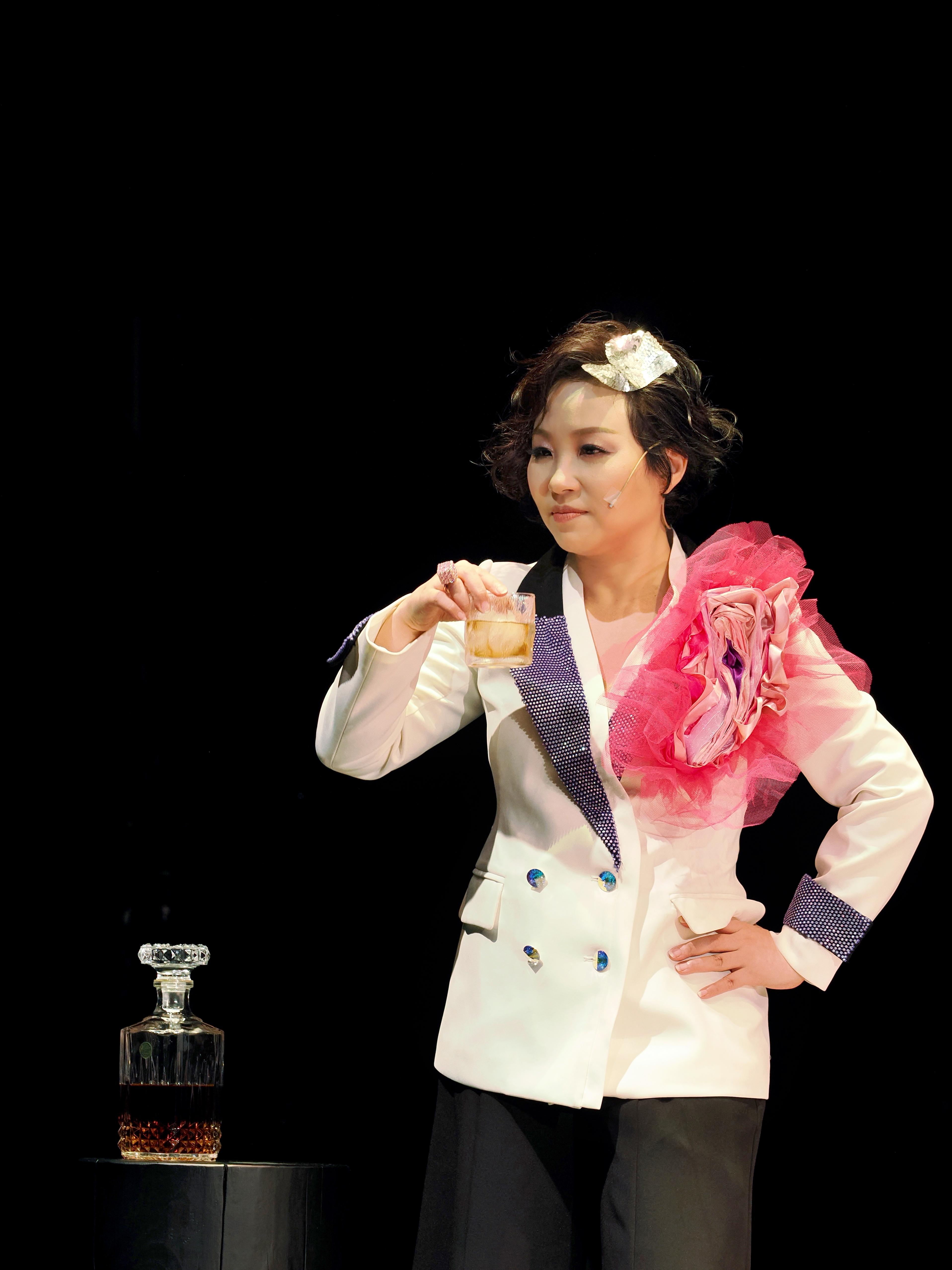 蝦頭楊詩敏舉行13場的首個個人獨腳戲舞台劇《獨腳絲打噏の難道停經才去愛》