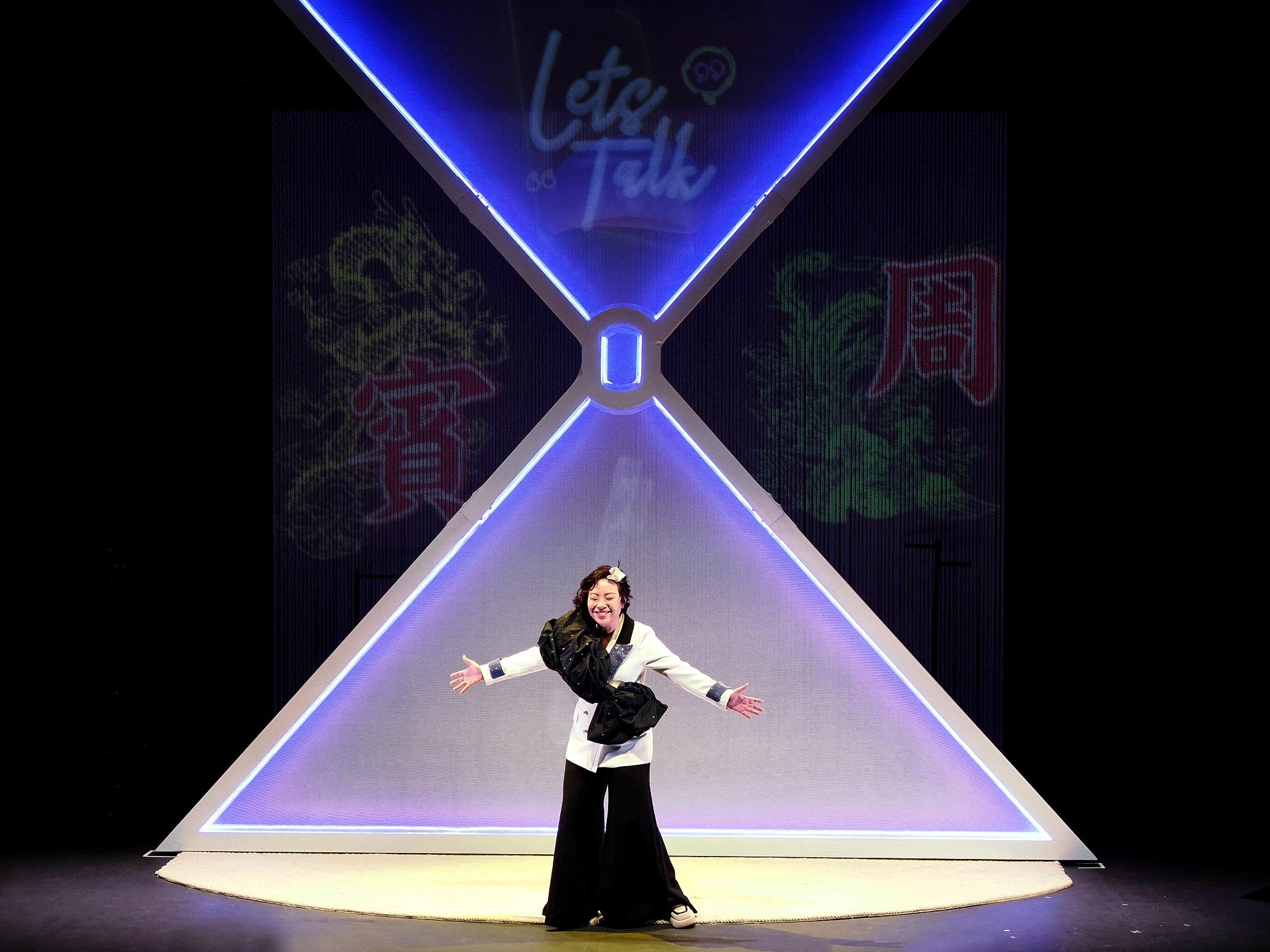 蝦頭楊詩敏在首場獨腳戲《獨腳絲打噏の難道停經才去愛》謝幕時,與觀眾齊聲大叫「幸福賓周」。