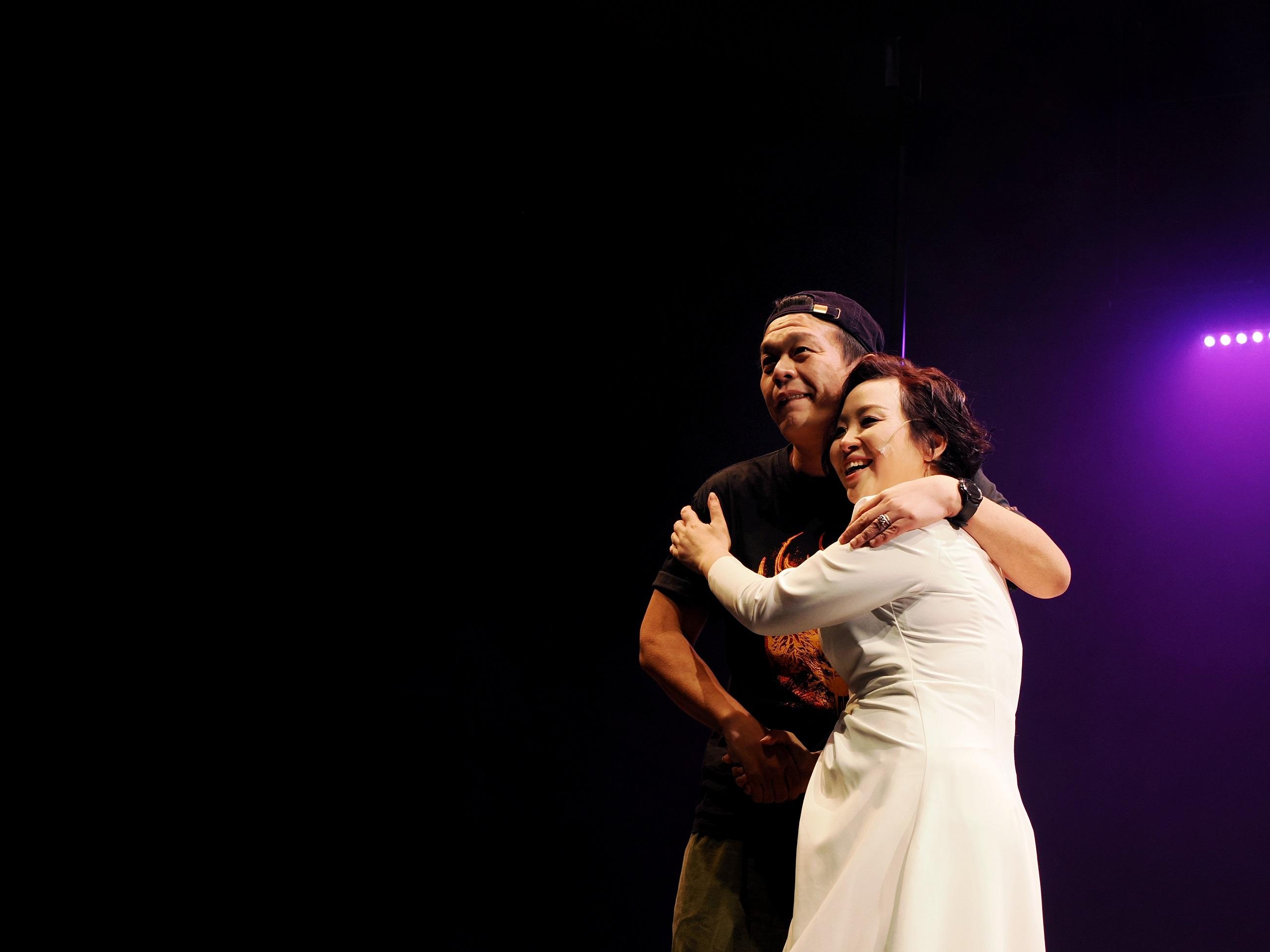 蝦頭楊詩敏在首場獨腳戲《獨腳絲打噏の難道停經才去愛》謝幕時,與導演火火相擁而哭。