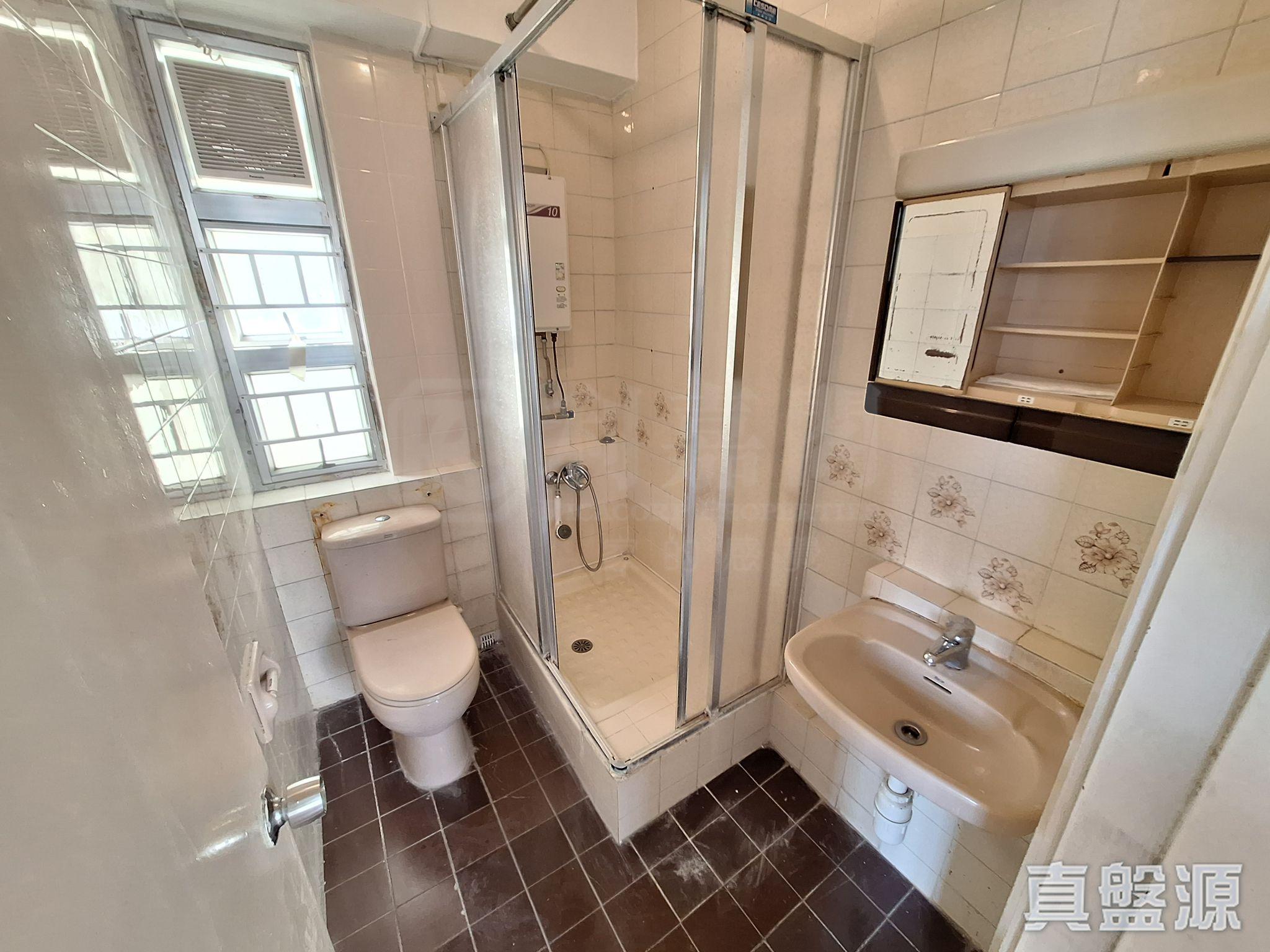 浴室裝修帶有年代感,但整潔企理,而且光猛通爽。(代理提供)