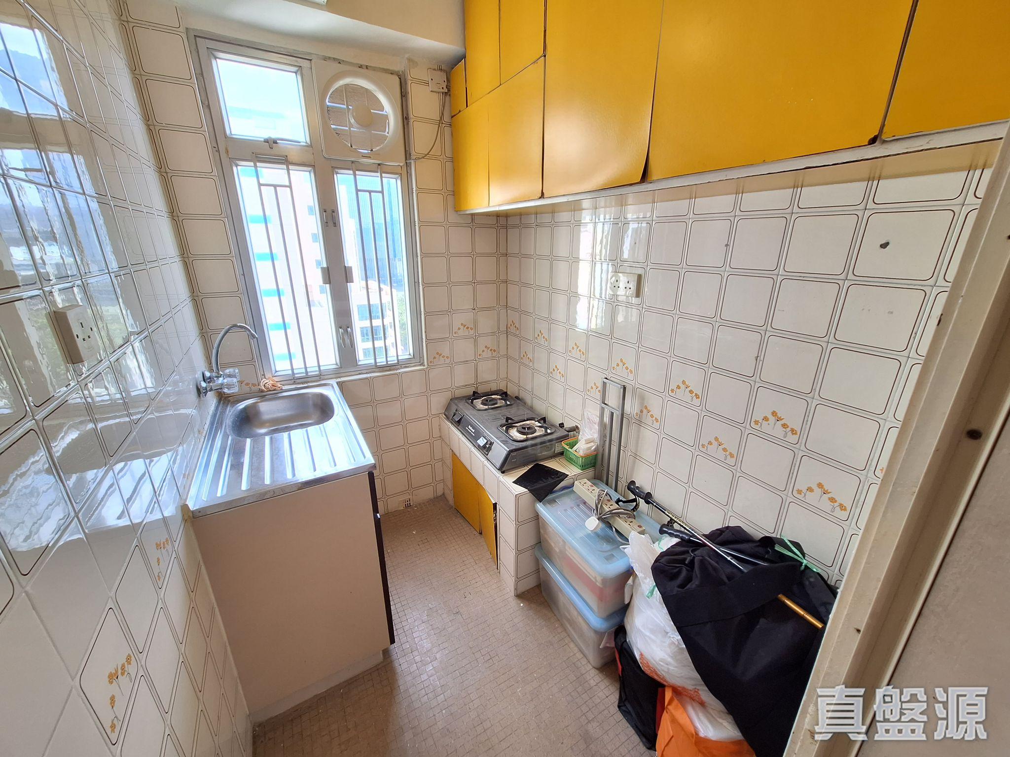 廚房光猛開揚,下廚空間充裕。(代理提供)