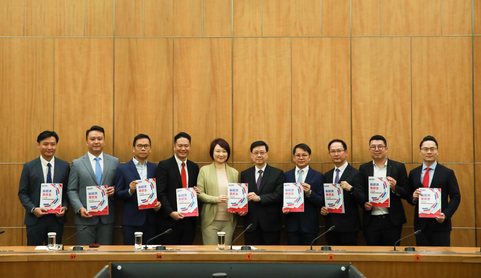 民建聯向李家超提交施政報告的建議,包括調低股票印花稅及樓市「辣招」。(民建聯提供)