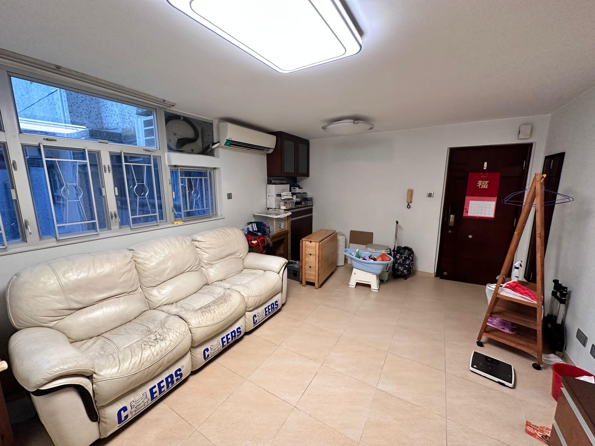 長方形開則的大廳,窗戶闊大,一室光猛開揚。(代理提供)